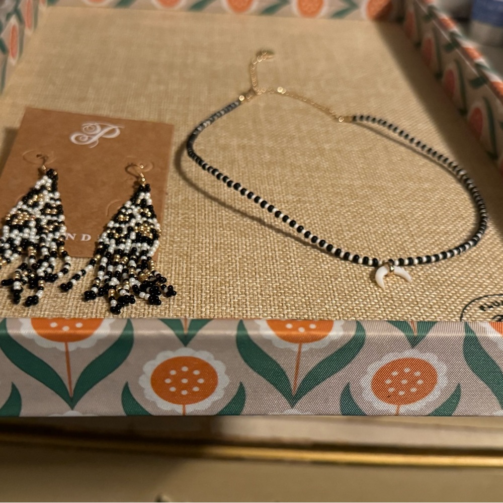 Black and gold set